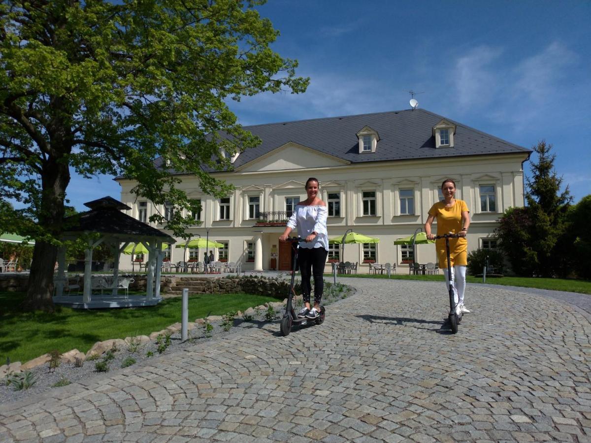 Zámeček Petrovice - free wellness 3h Hotel Petrovice u Karviné Exterior foto